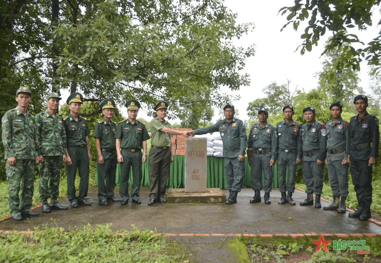 Trao 8 tấn gạo, 200 thùng mì tôm tặng lực lượng bảo vệ biên giới tỉnh Mondulkiri, Campuchia