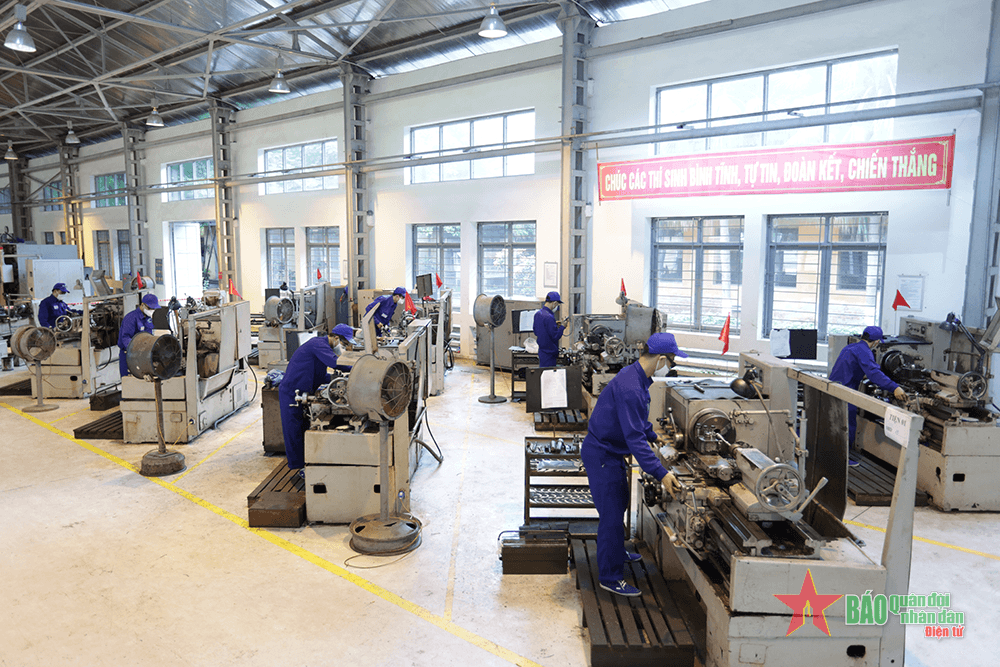Bám sát nhiệm vụ, thi đua thiết thực