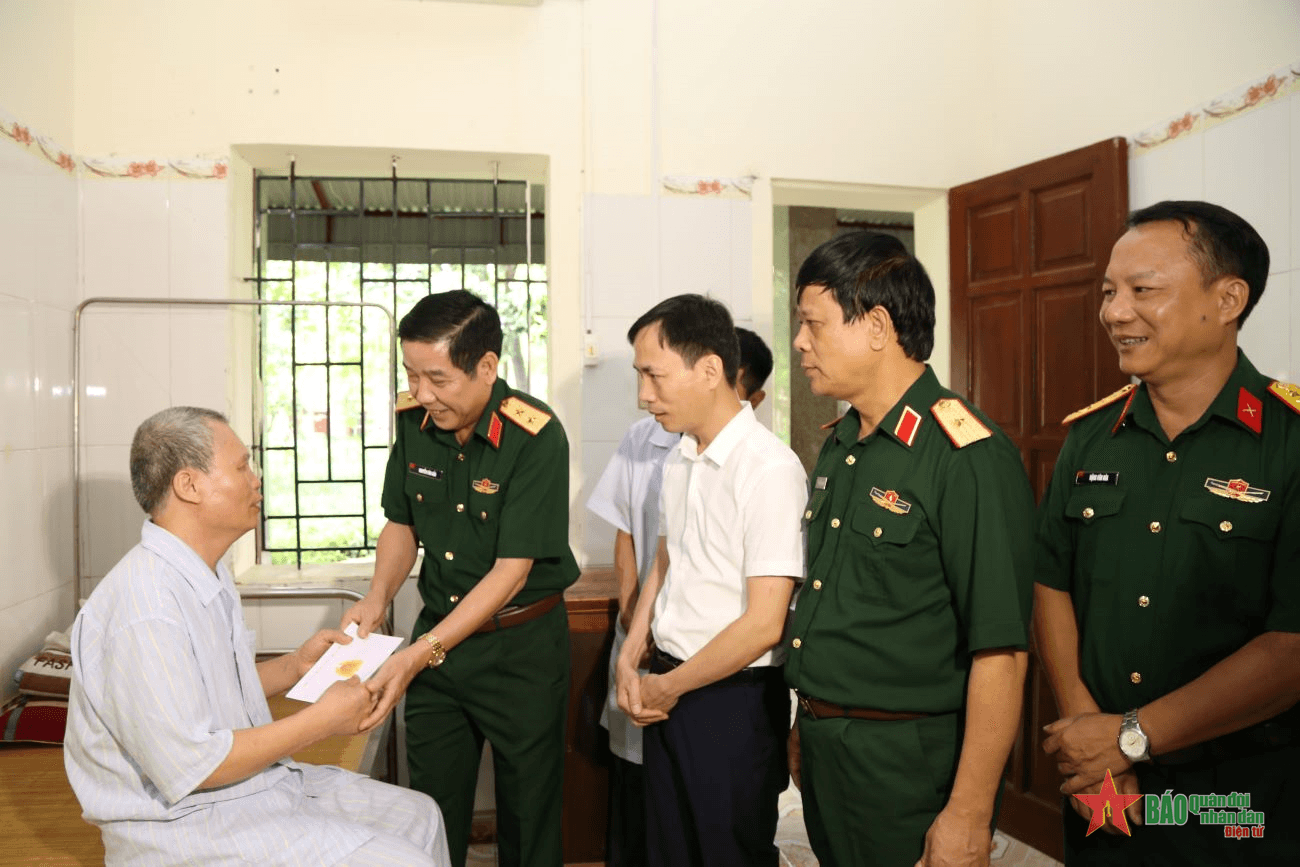 Trung tướng Nguyễn Văn Gấu thăm, tặng quà tại Trung tâm điều dưỡng thương binh Kim Bảng, tỉnh Hà Nam
