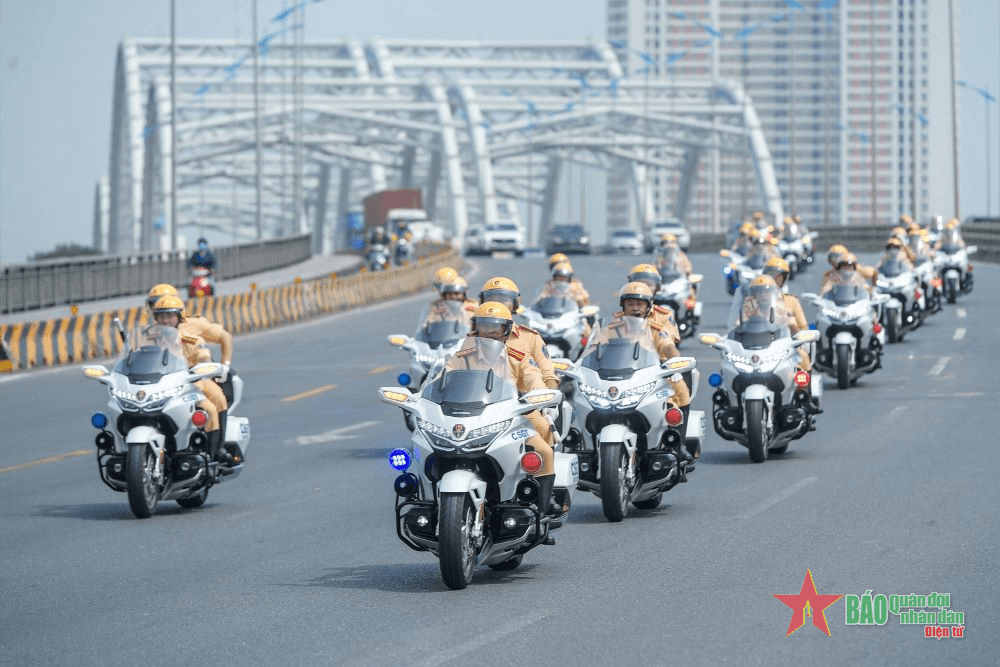 Cán bộ, chiến sĩ CSGT trình diễn siêu mô tô Honda Goldwing 2023 trên đường phố Hà Nội