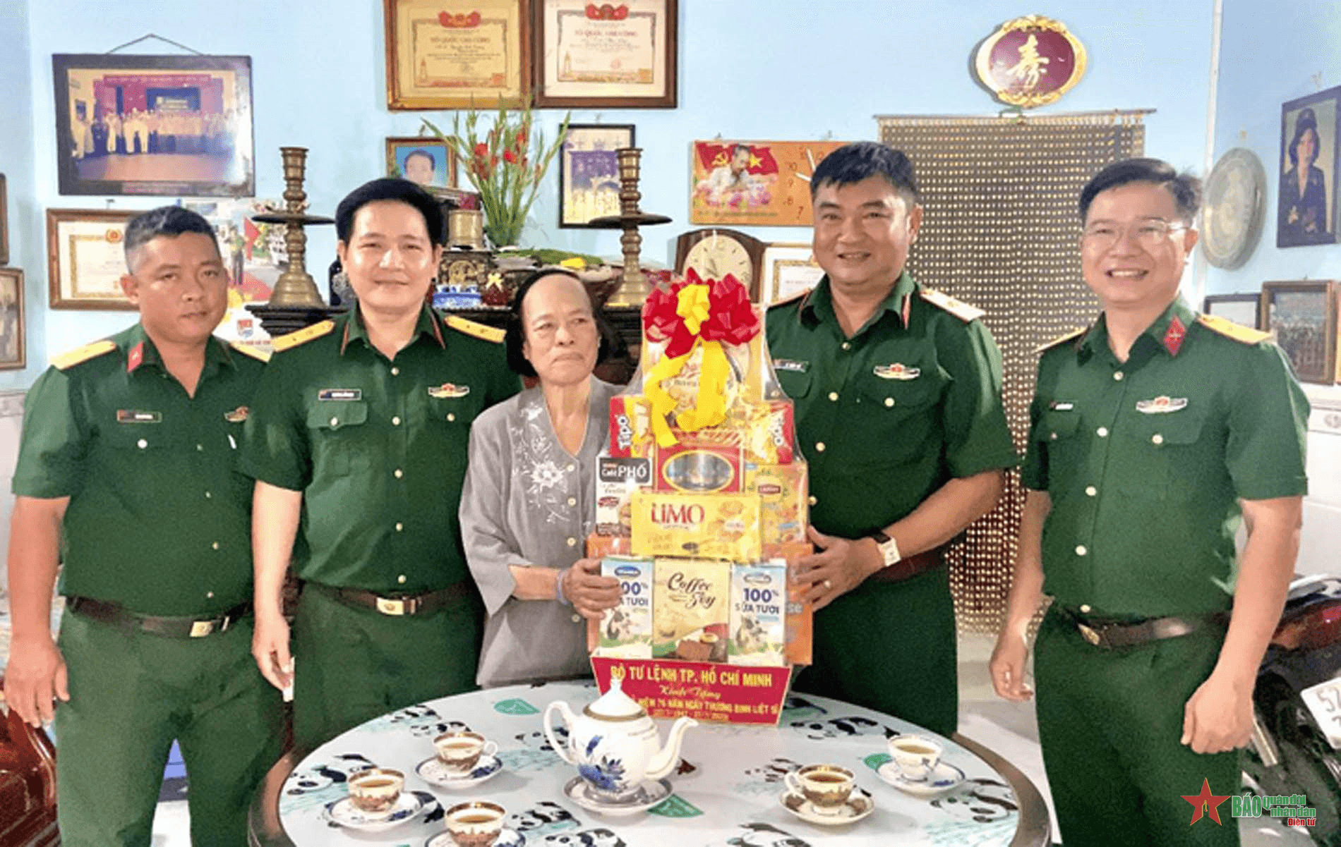 Bộ tư lệnh TP Hồ Chí Minh thăm, tặng quà các đối tượng chính sách trên địa bàn