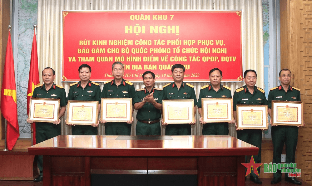 Quân khu 7: Rút kinh nghiệm tham quan mô hình điểm về công tác quốc phòng địa phương, dân quân tự vệ