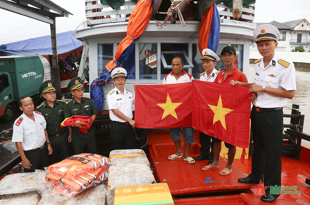 Vùng 2 Hải quân đỡ đầu 15 cháu là con ngư dân