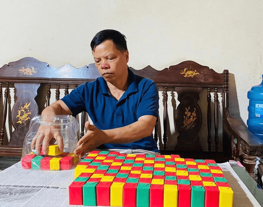 Hai vợ chồng giữ nghề làm bánh truyền thống