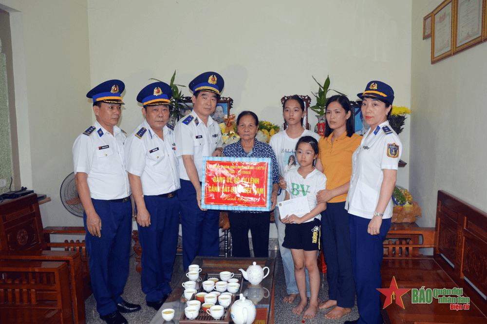 Bộ Tư lệnh Cảnh sát biển thăm, tặng quà các gia đình chính sách tại Hải Phòng