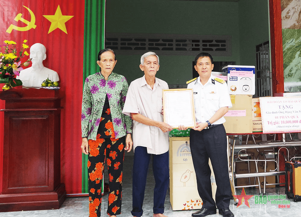 Hải đoàn 129 tặng quà, bàn giao nhà tình nghĩa tại Hậu Giang