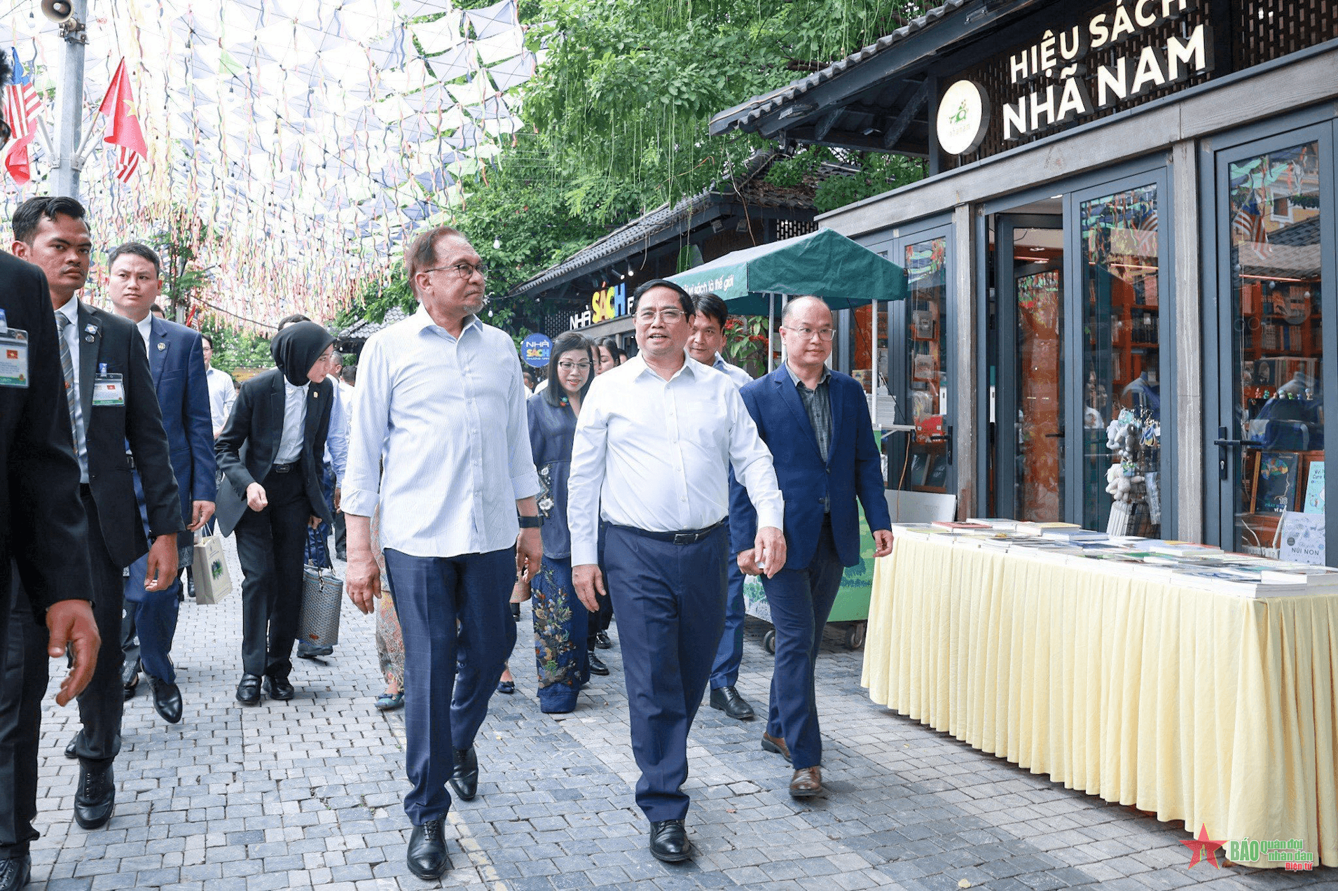 Thủ tướng Phạm Minh Chính và Thủ tướng Malaysia thăm phố sách Hà Nội