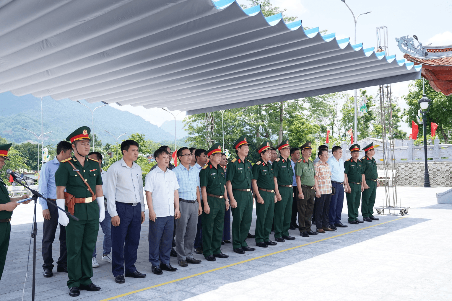 Tri ân các Anh hùng liệt sĩ tại Nghĩa trang Liệt sĩ quốc gia Vị Xuyên