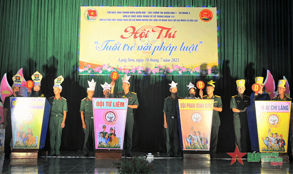 Học luật trên sân khấu