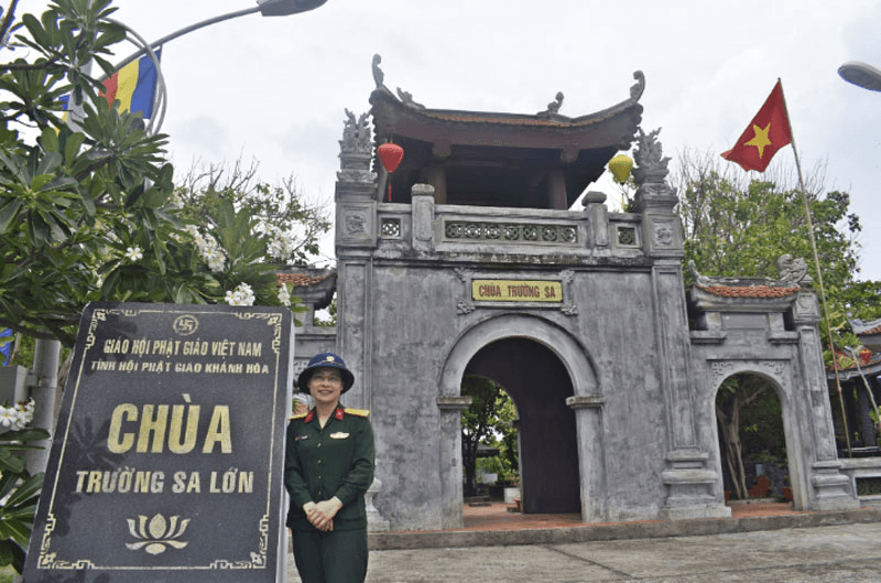 Cột mốc tâm linh giữa trùng khơi