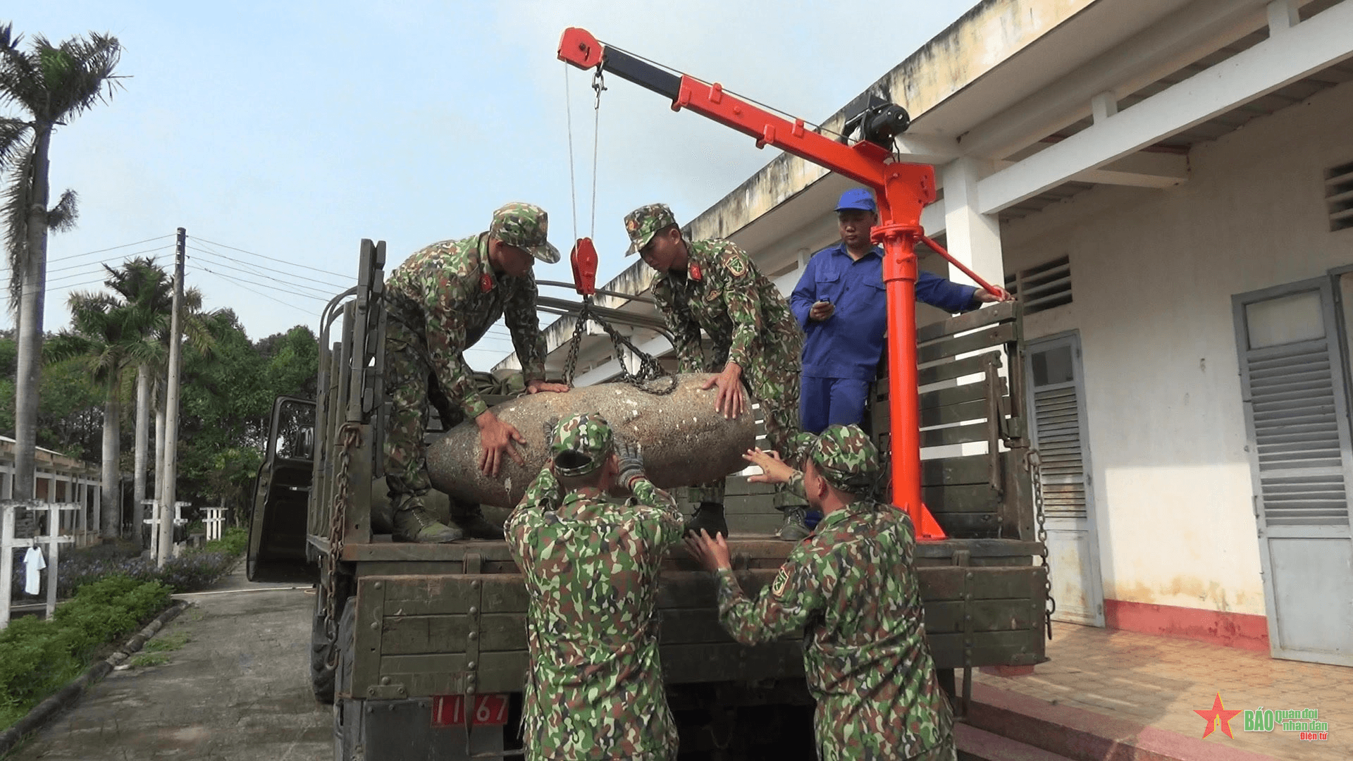 Đại úy Lê Đình Hoan với sáng kiến “Chế tạo cần cẩu lắp trên xe Zil 131”