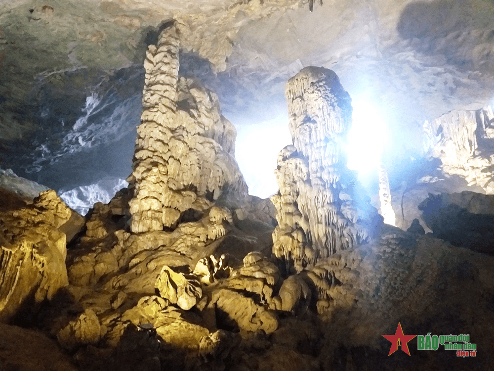 Kỳ thú hang Sửng Sốt giữa trùng khơi