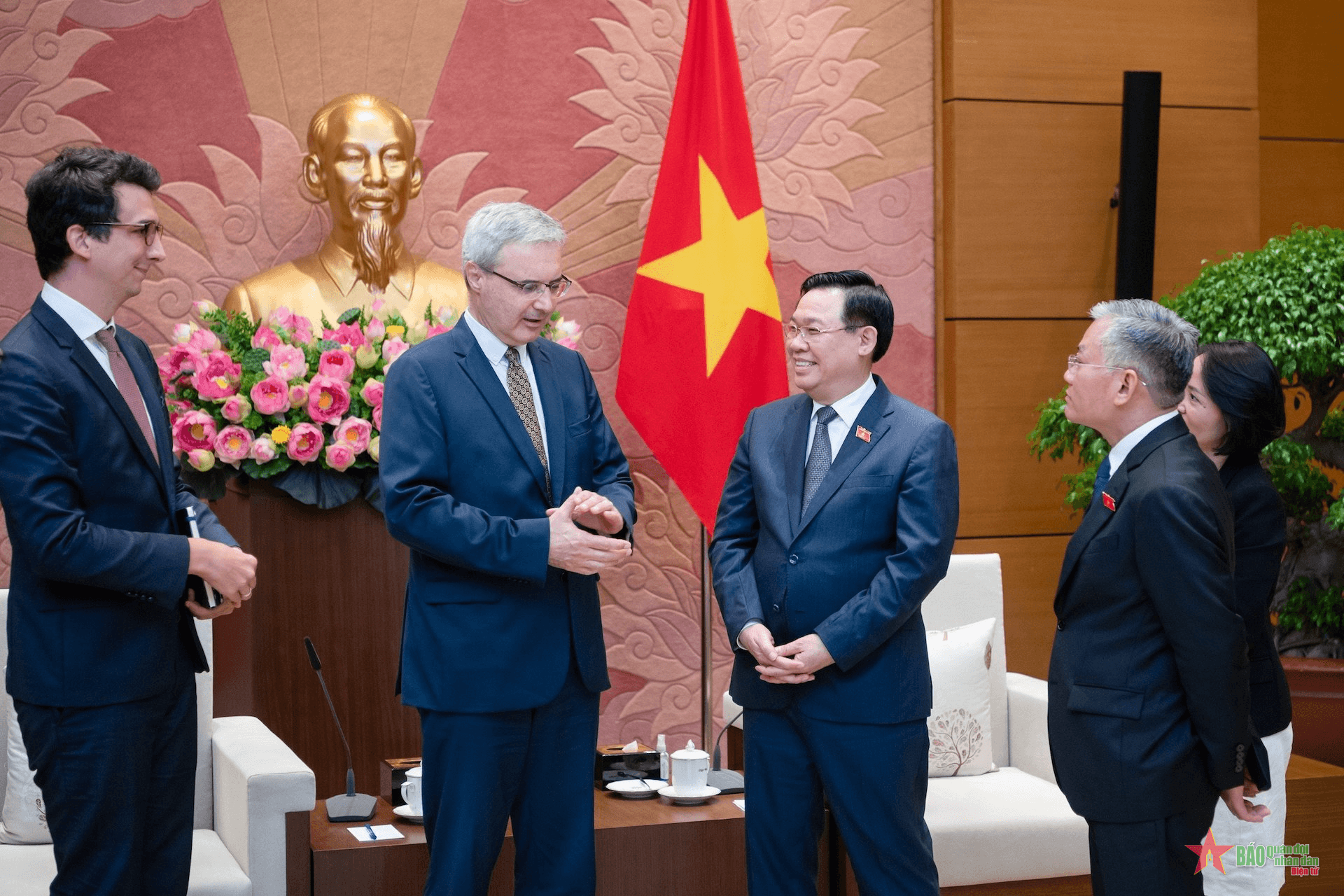 Chủ tịch Quốc hội Vương Đình Huệ tiếp Đại sứ Pháp tới chào từ biệt