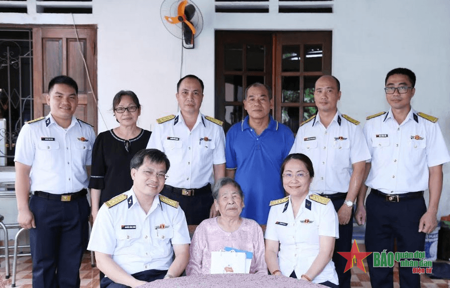Tân Cảng Sài Gòn tri ân gia đình người có công với cách mạng