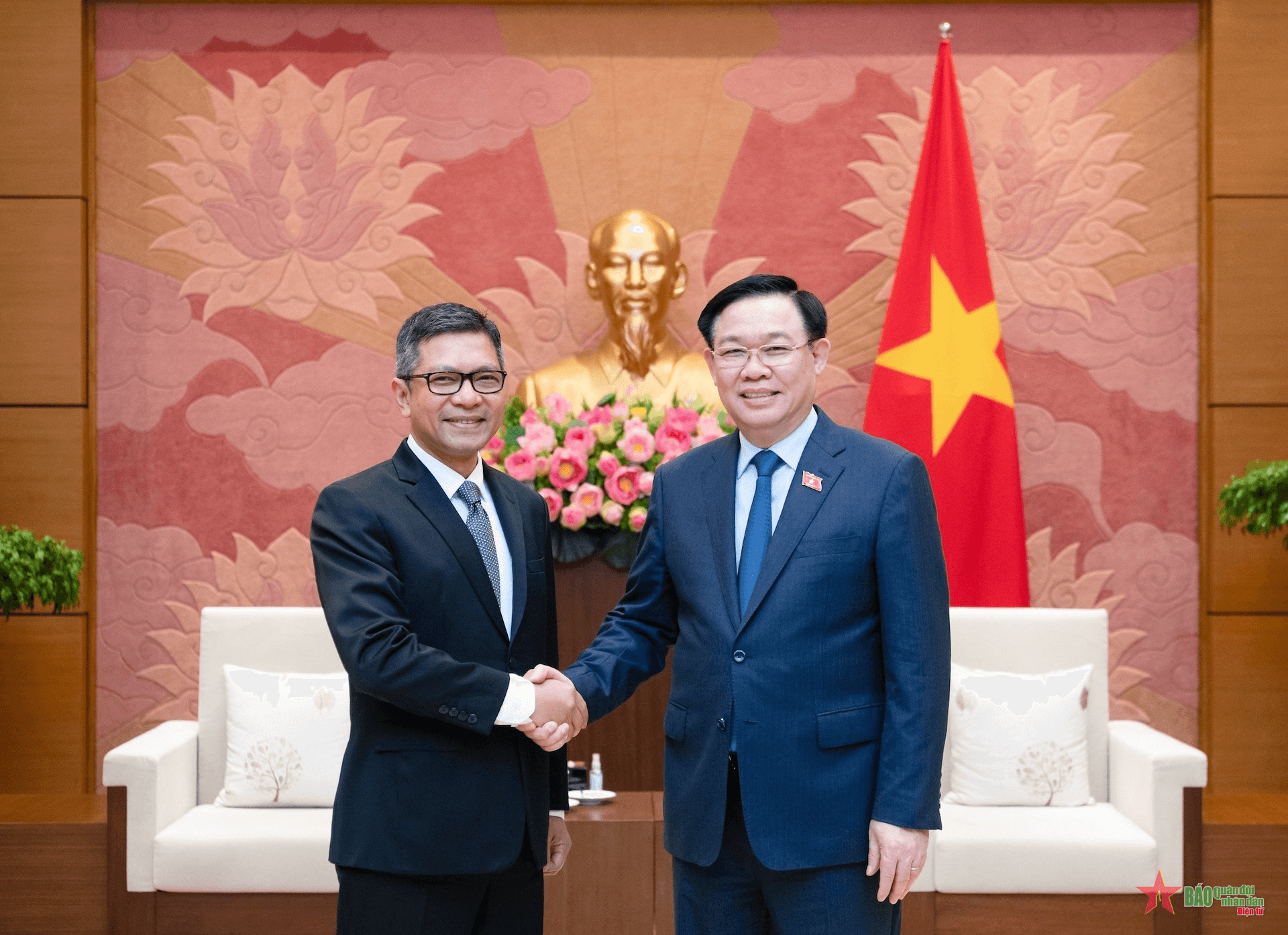 Chủ tịch Quốc hội Vương Đình Huệ tiếp Đại sứ Indonesia và Đại sứ Iran