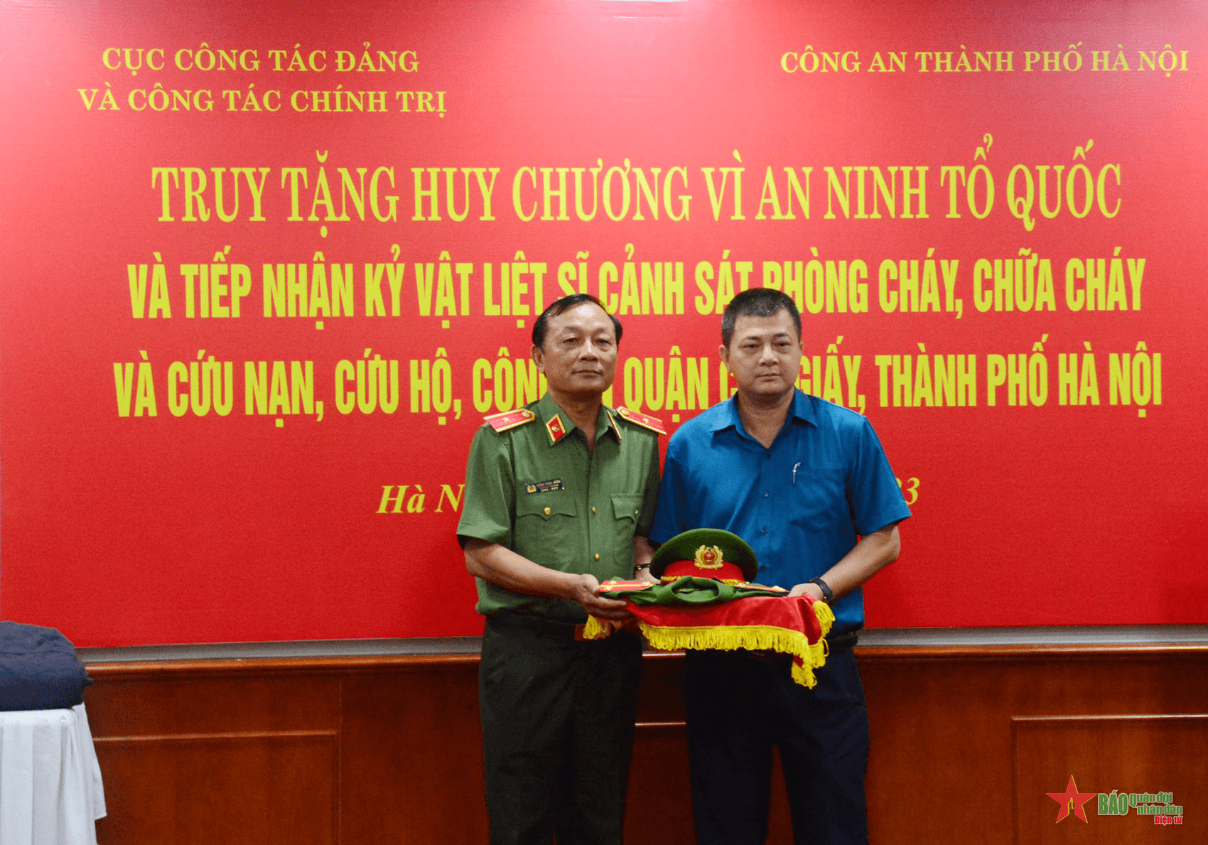 Tiếp nhận kỷ vật của 3 liệt sĩ cảnh sát Phòng cháy, chữa cháy và cứu nạn, cứu hộ