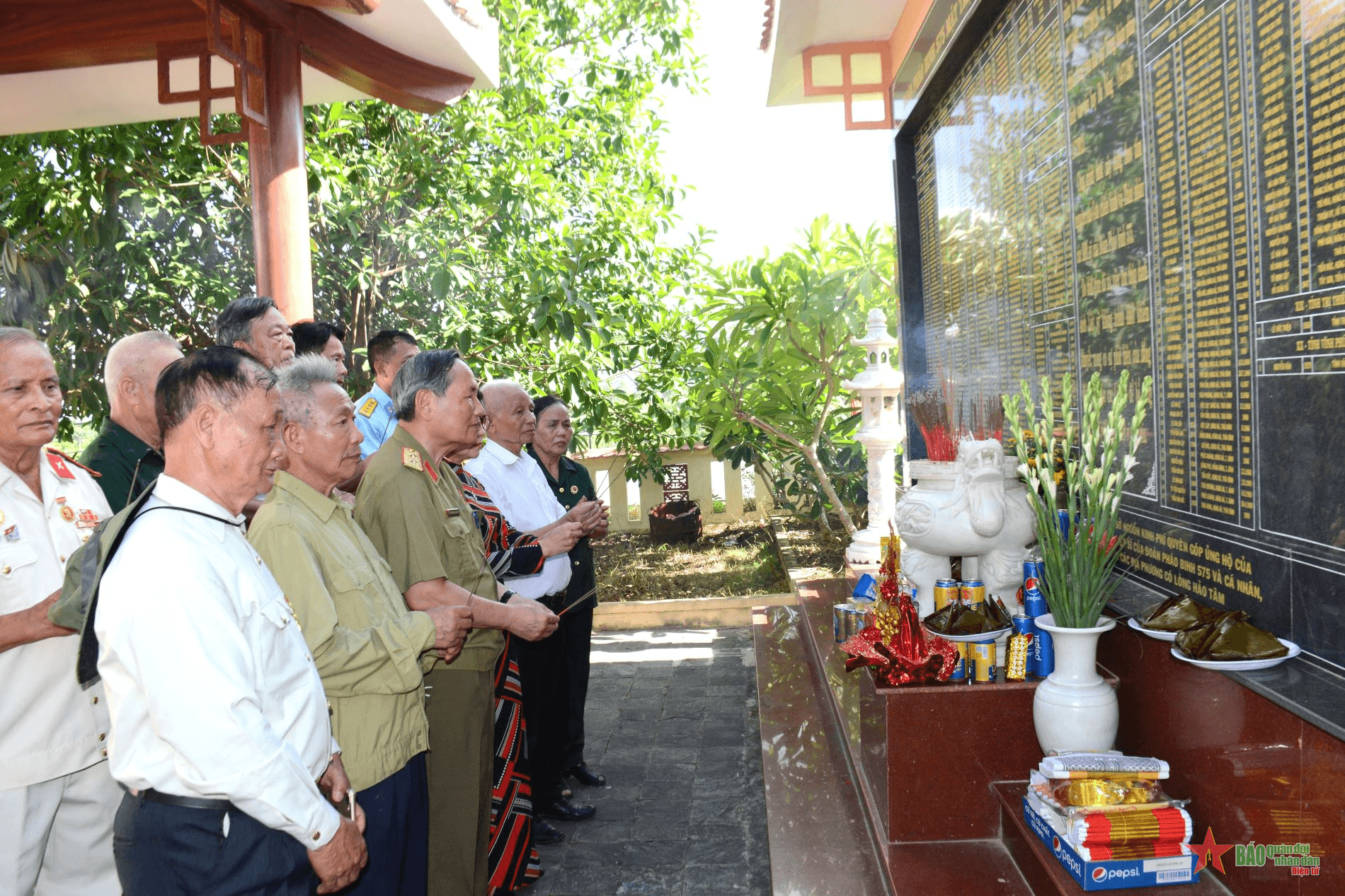 Dâng hương tri ân các Anh hùng liệt sĩ tại Đài kỷ niệm chiến thắng Đoàn Pháo binh 575-Mặt trận 44 Quảng Đà