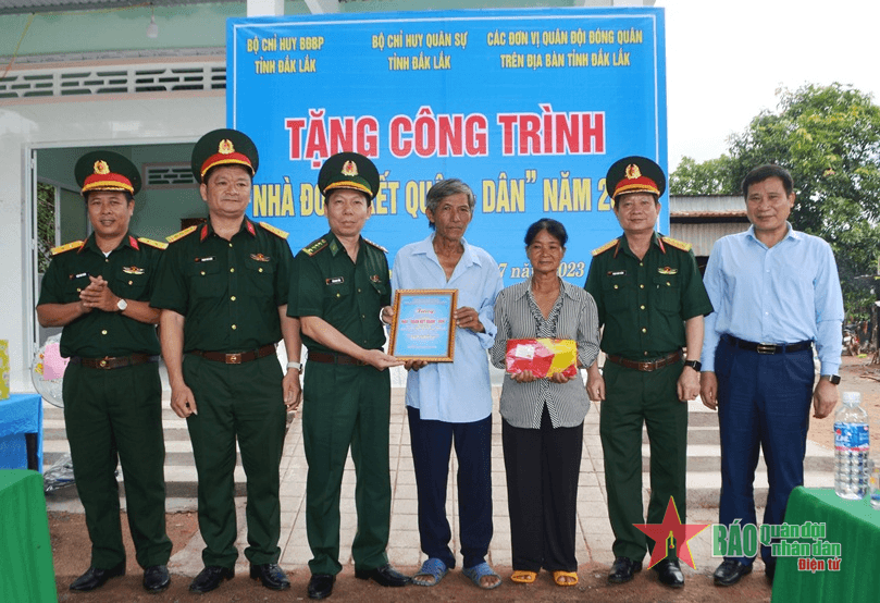 Khánh thành và bàn giao “Nhà Đoàn kết quân dân” tại biên giới Đắk Lắk