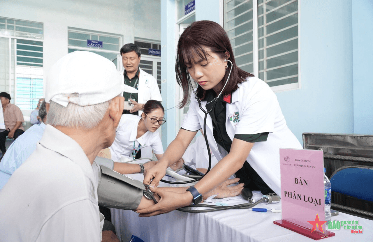 Nghĩa tình người thầy thuốc Quân y