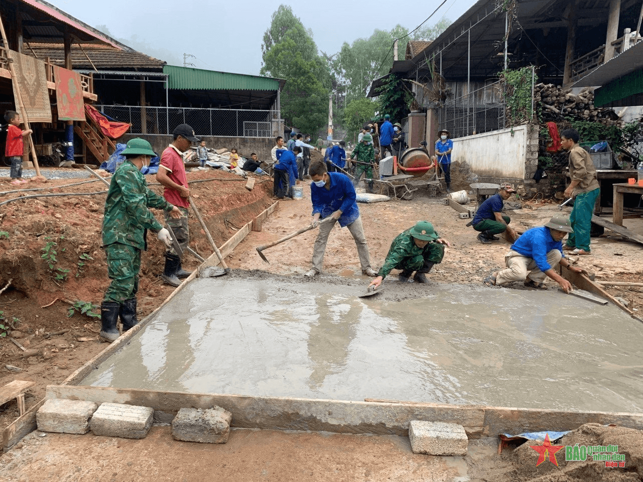 Thắm tình quân dân nơi biên giới