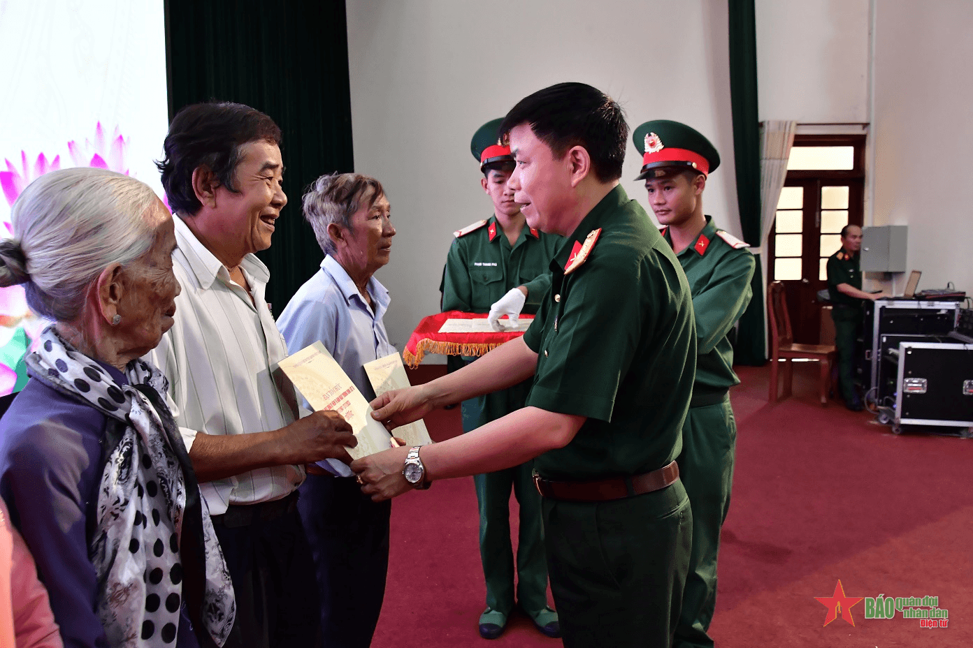 Ban Thanh niên Quân đội tặng quà tại Cần Thơ