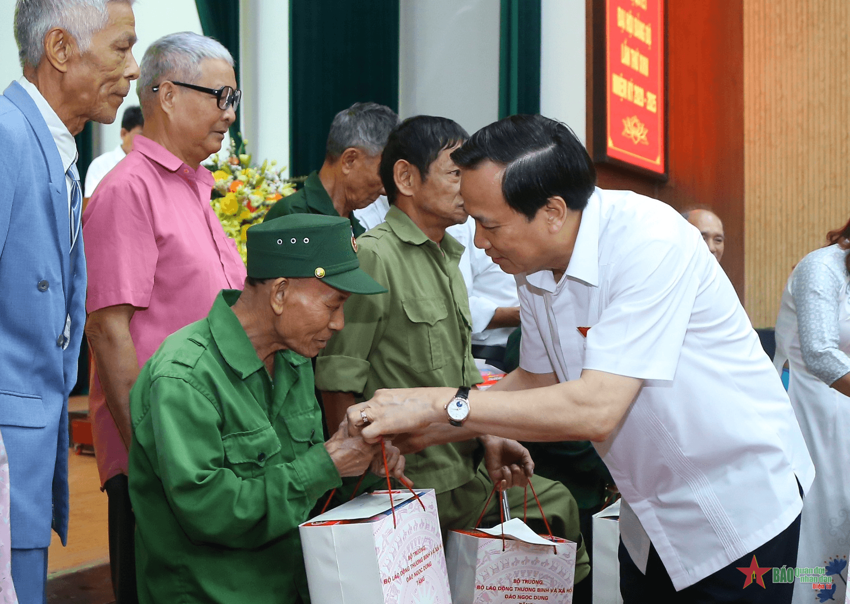 Không ngừng hoàn thiện chế độ chăm sóc người có công