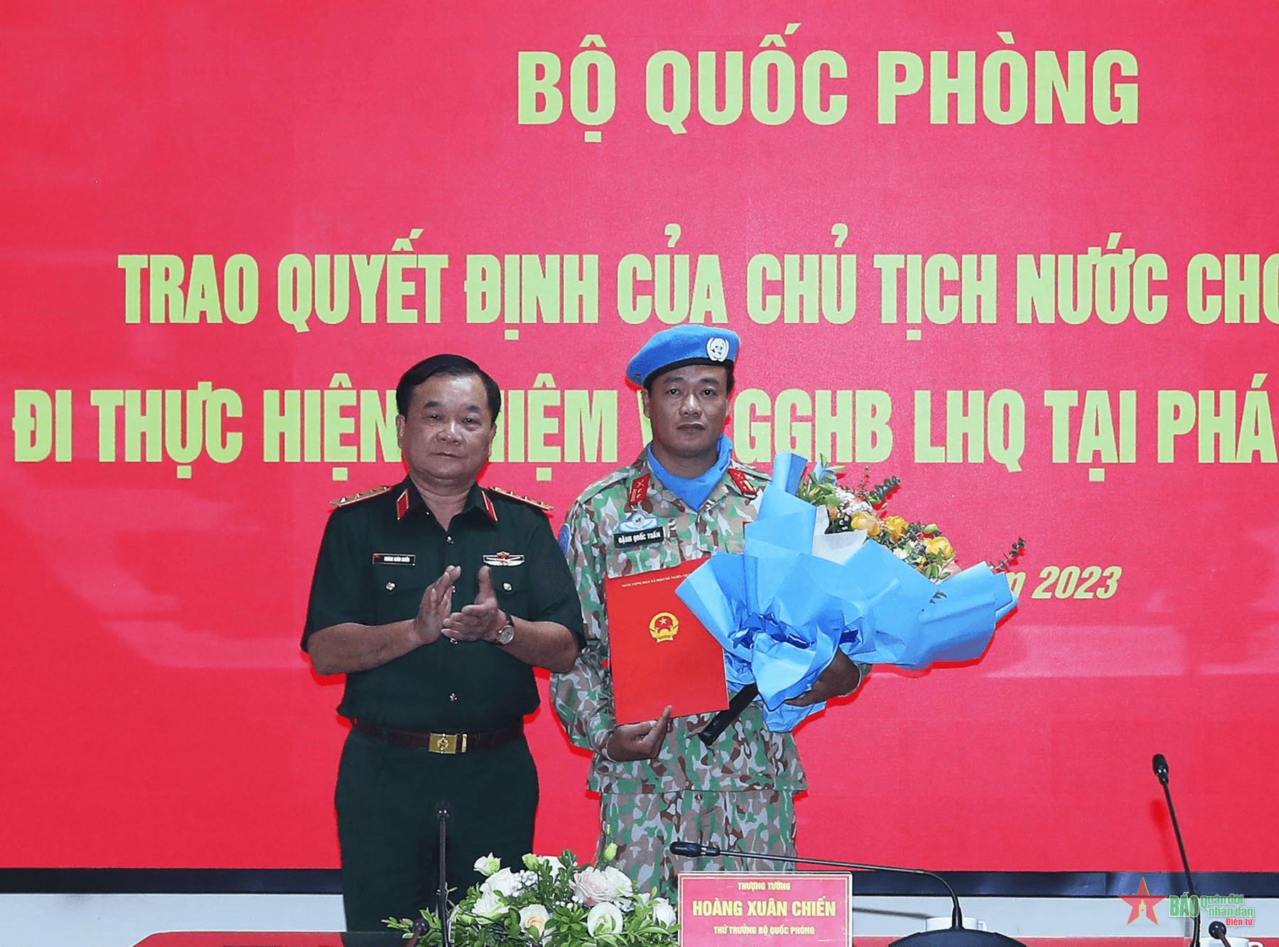 Trao quyết định của Chủ tịch nước cho sĩ quan thực hiện nhiệm vụ gìn giữ hòa bình Liên hợp quốc