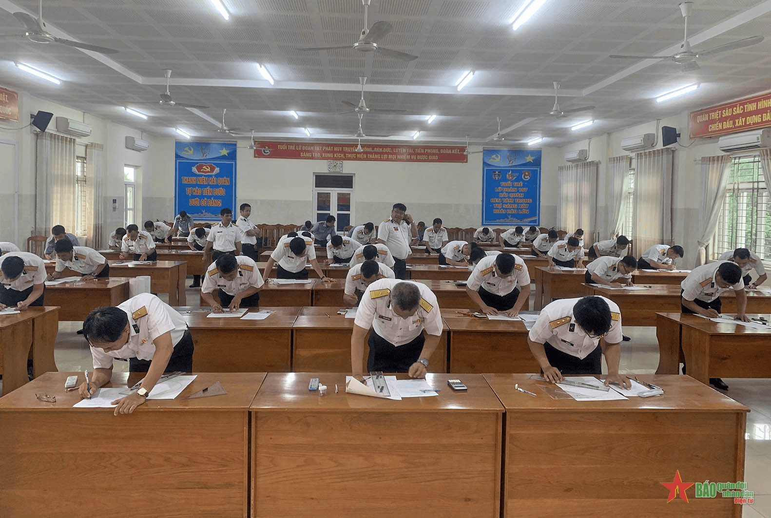 Vùng 2 Hải quân rút kinh nghiệm công tác sửa chữa tàu và kiểm tra đội ngũ cán bộ tàu