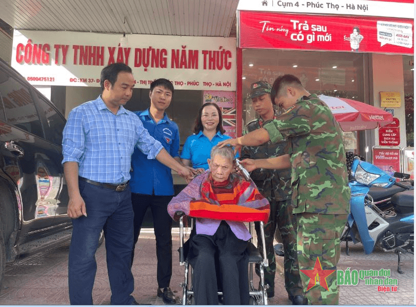 Tiểu đoàn Thiết giáp 47: Làm công tác dân vận tại thị trấn Phúc Thọ