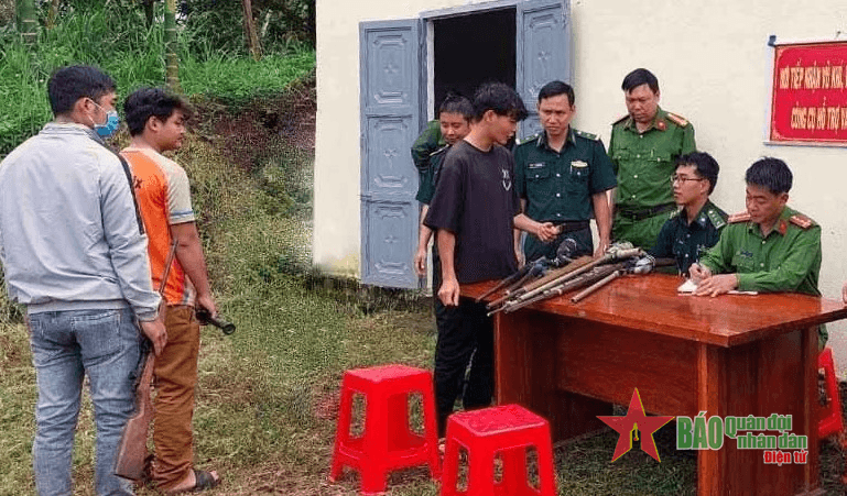 Bộ đội Biên phòng tỉnh Đắk Nông vận động người dân giao nộp 1 súng quân dụng, 11 súng tự chế