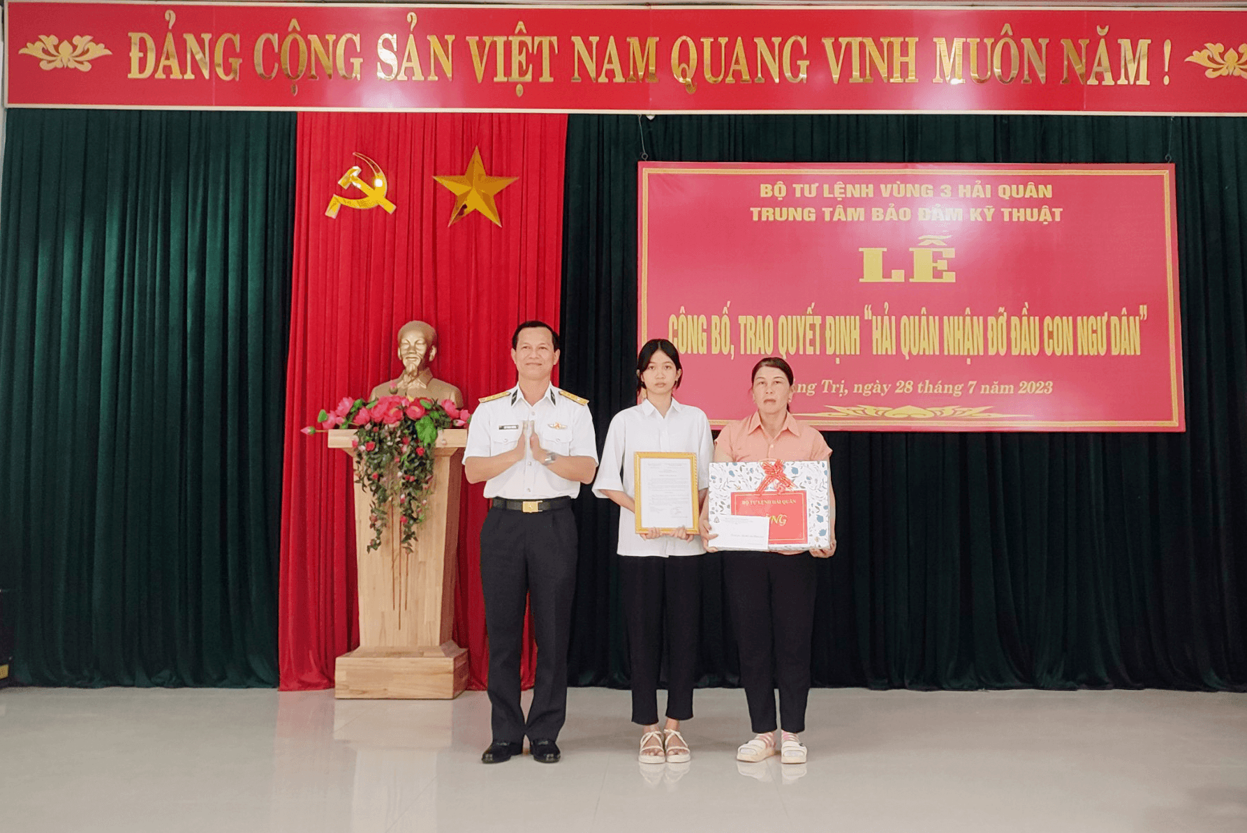 Vùng 3 Hải quân trao quyết định “Hải quân nhận đỡ đầu con ngư dân” tại Quảng Trị