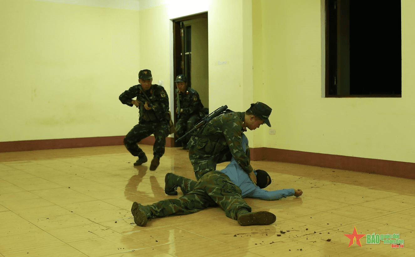 Vén màn đêm, khống chế khủng bố và giải cứu con tin