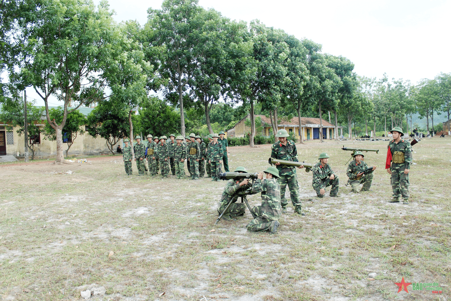 Quân trong dân hăng say luyện rèn