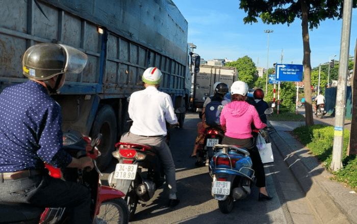 Không cần cấm xe ô tô rẽ phải khi đèn đỏ tại ngã tư Thạch Bàn-Cổ Linh