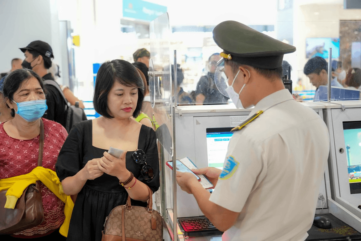 Khách đi máy bay cần lưu ý gì khi dùng tài khoản VNEID thay giấy tờ tùy thân?