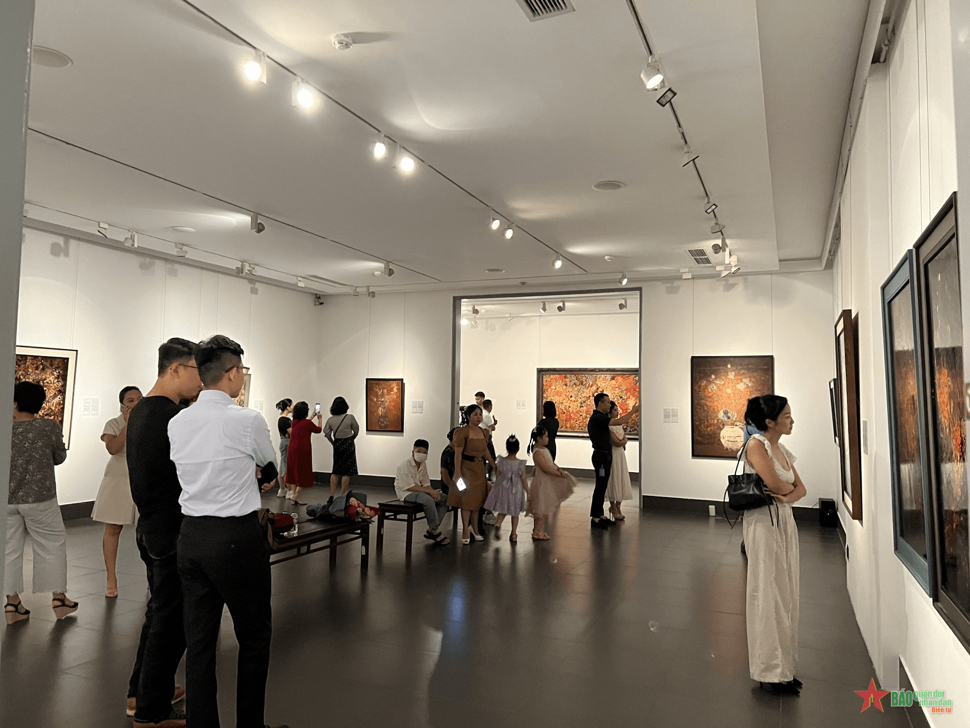 Triển lãm tranh “Dạo bước qua vùng đất của sơn mài”