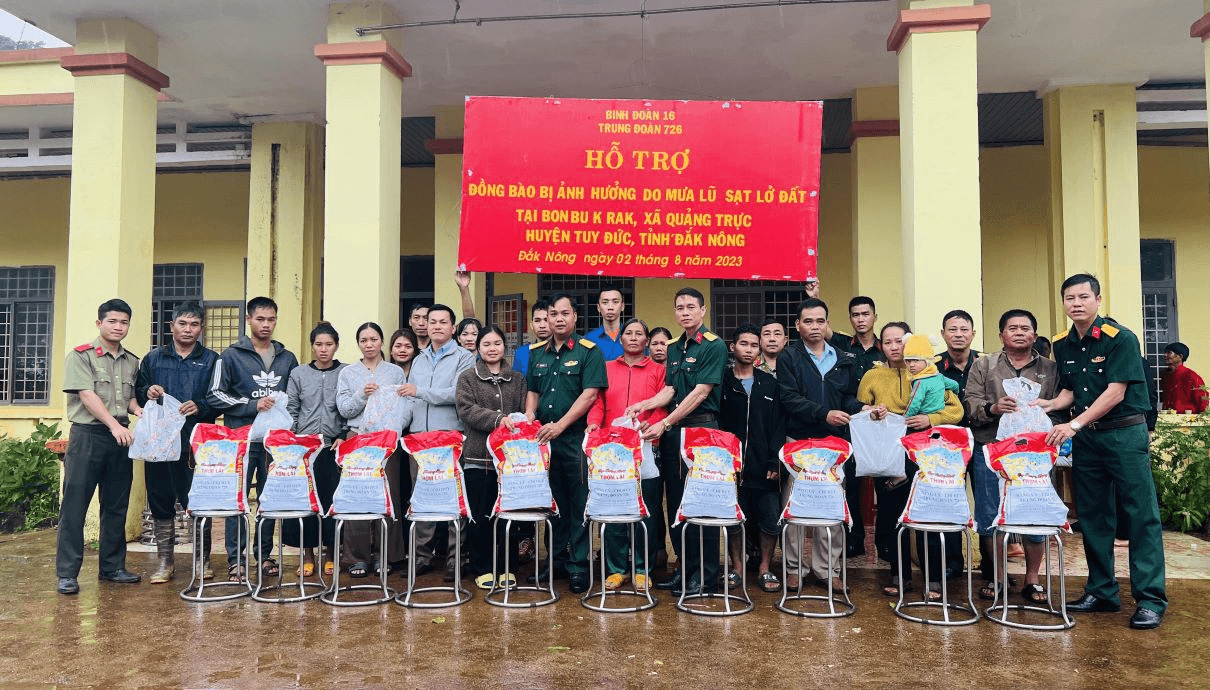 Trung đoàn 726 (Binh đoàn 16) tặng quà hỗ trợ người dân bị ảnh hưởng bởi thiên tai