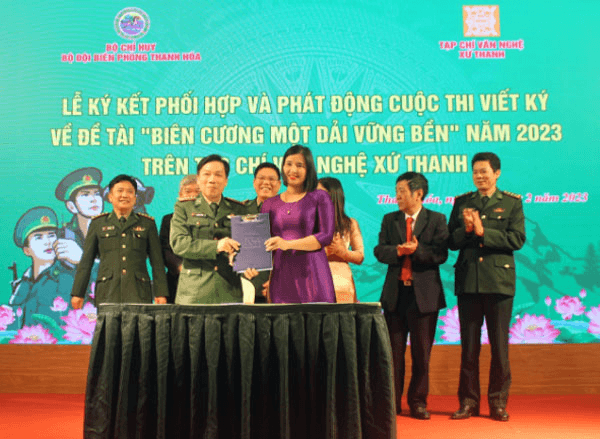 Khích lệ tinh thần cống hiến cho văn nghệ sĩ xứ Thanh