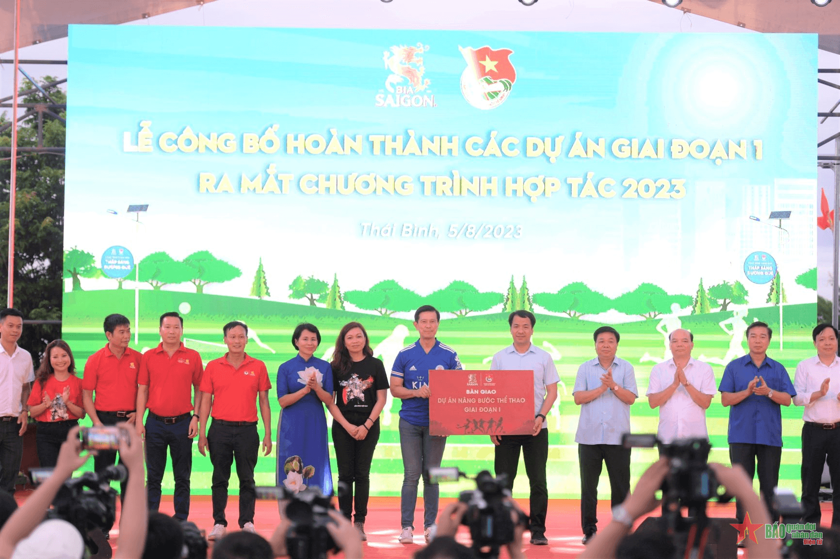 Hoàn thành giai đoạn 1 Dự án “Nâng bước thể thao” và “Thắp sáng đường quê”