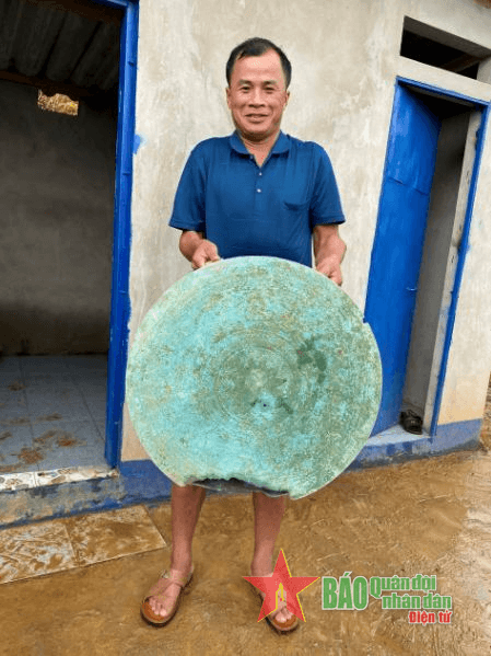 Hà Giang: Nông dân đi trồng ngô đào được trống đồng cổ