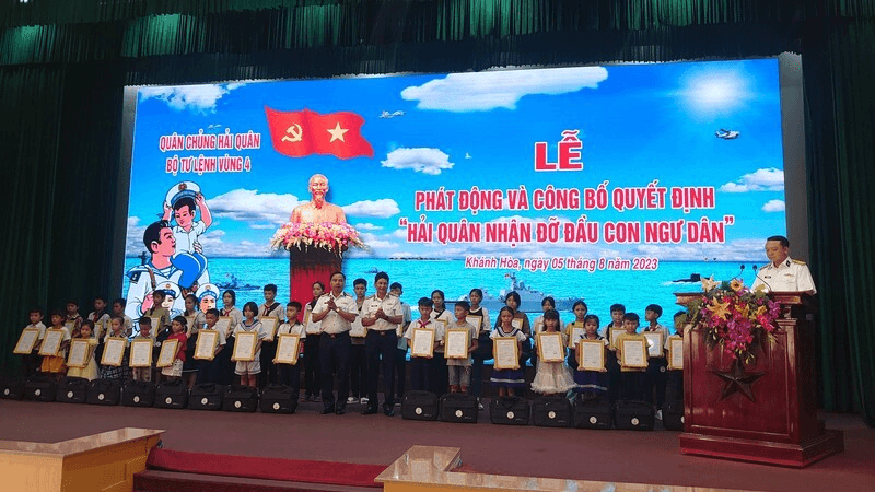 Vùng 4 Hải quân nhận đỡ đầu con ngư dân 4 tỉnh duyên hải