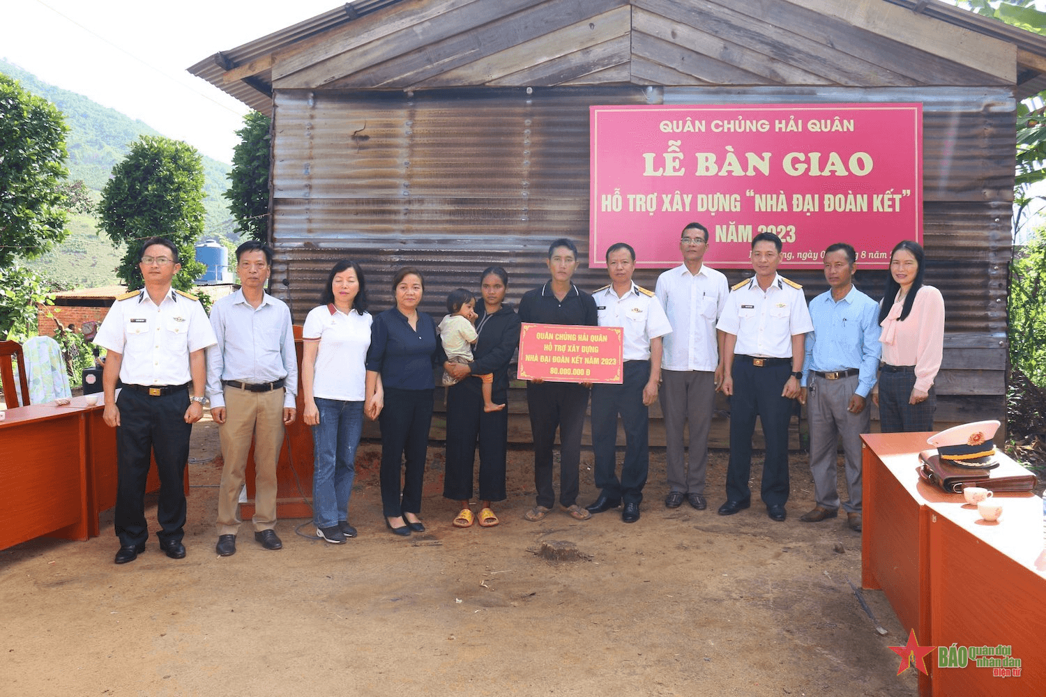 Bộ đội Hải quân "Nhà đại đoàn kết” tặng người dân