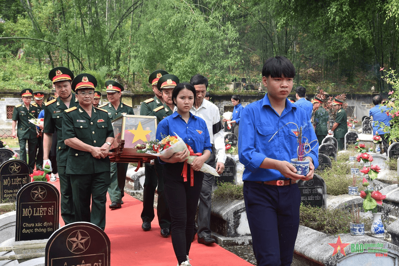 Vượt khó đi tìm đồng đội