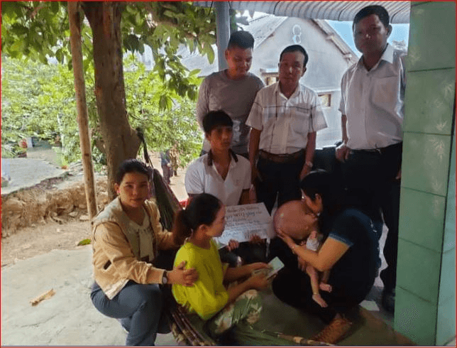 Làm từ thiện, trao yêu thương