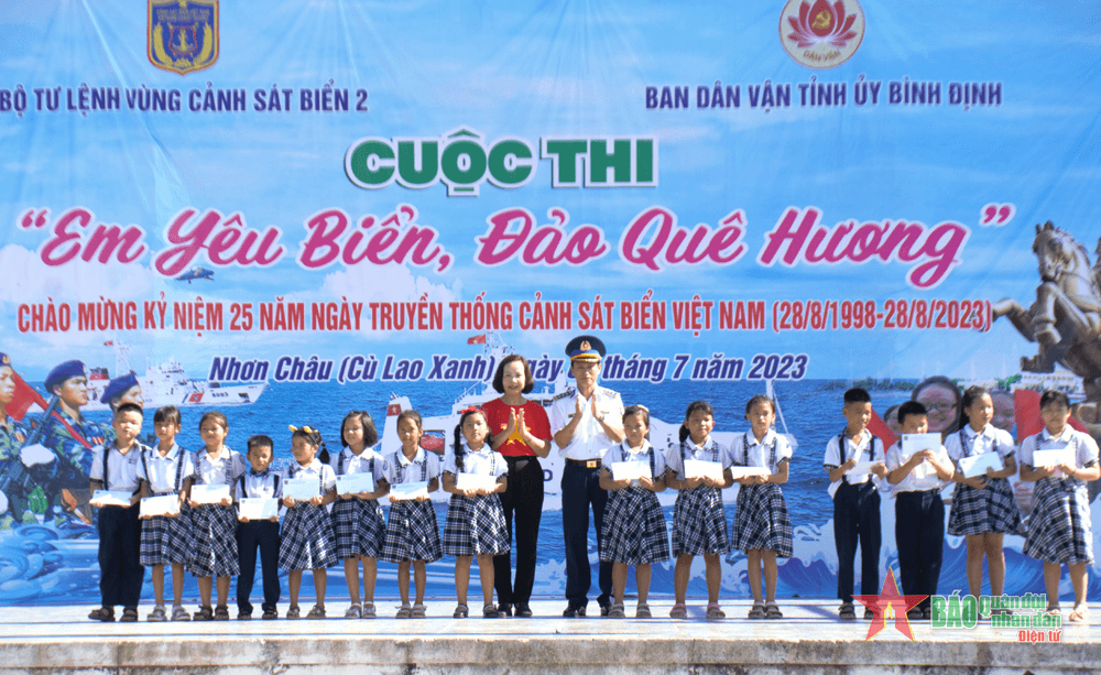 Ống kính bạn đọc: Hoạt động ý nghĩa trên đảo Cù Lao Xanh