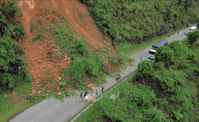 Mưa lũ làm 8 người chết, 3 người bị thương, nhiều nhà bị sập đổ