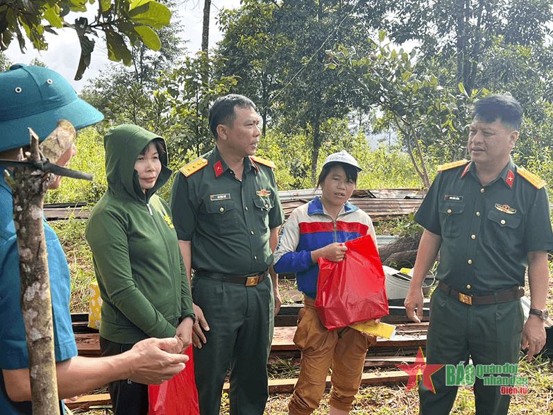 Bộ Chỉ huy quân sự tỉnh Đắk Nông thăm, tặng quà các gia đình bị ảnh hưởng do mưa lũ