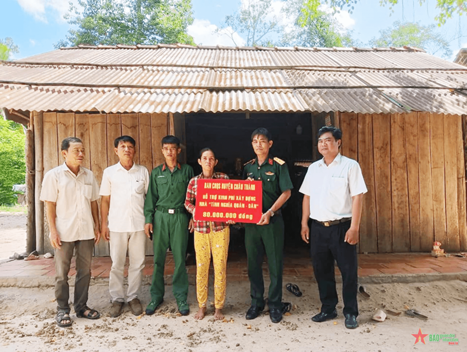 Trao kinh phí xây nhà “Tình nghĩa quân-dân” tặng gia đình chiến sĩ khó khăn
