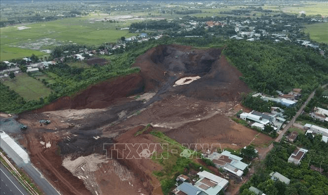Kiểm tra nguyên nhân gây ngập lụt tại đường cao tốc Phan Thiết - Dầu Giây

​