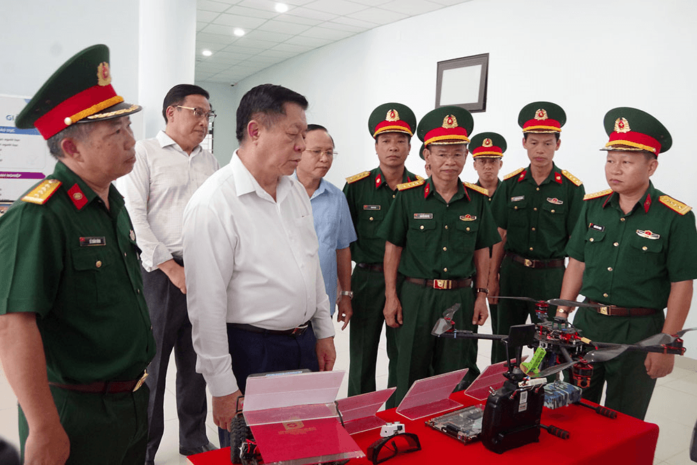 Đồng chí Nguyễn Trọng Nghĩa thăm và làm việc với Trường Sĩ quan Thông tin